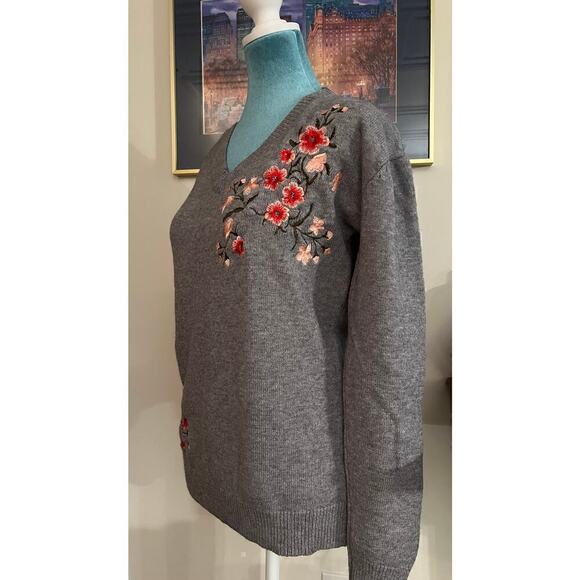 LE LIS Floral Sweater - Picture 2 of 7